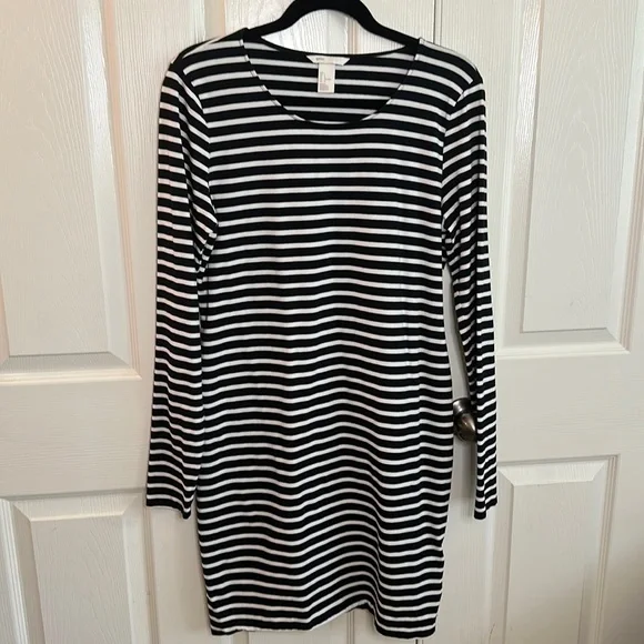 H&M Basic-Black and White Striped Long Sleeve Dress H&M Basic-Black and White Striped Long Sleeve Dress